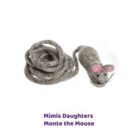 Monte de Mouse van mimis Daughters een kattenspeeltje van vilt en een staart van 2 meter
